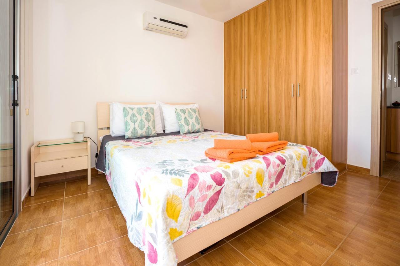Seabreeze Apartment 200M Away From The Sea Paralimni Esterno foto