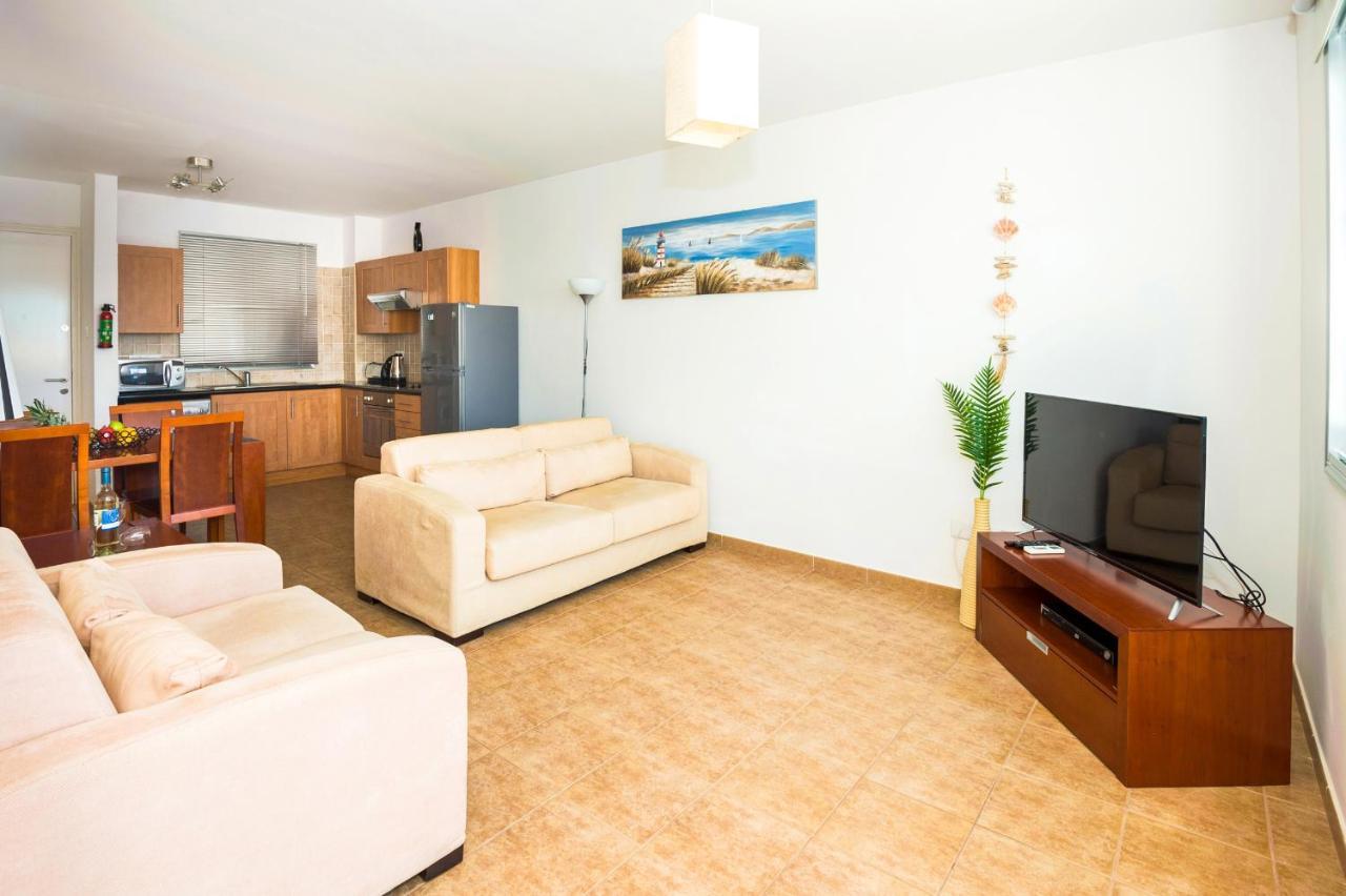 Seabreeze Apartment 200M Away From The Sea Paralimni Esterno foto