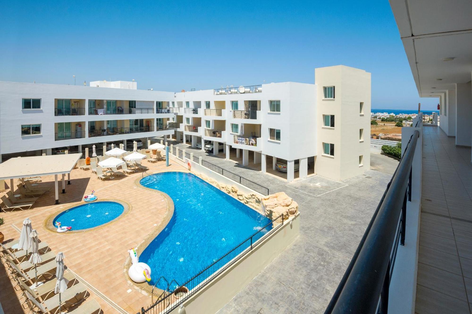 Seabreeze Apartment 200M Away From The Sea Paralimni Esterno foto